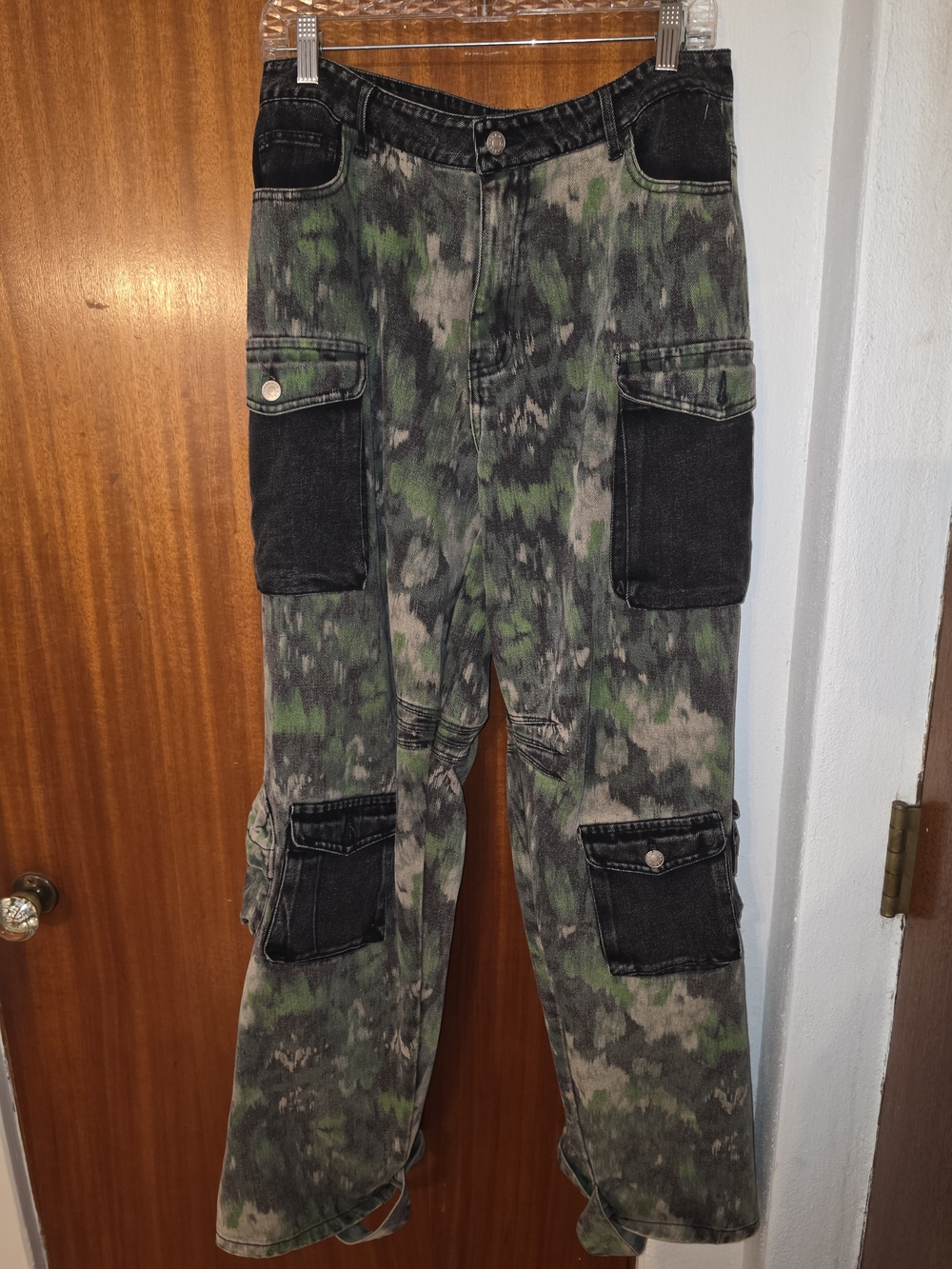 Men's Green Camouflage Cargo Pants - Utility Style